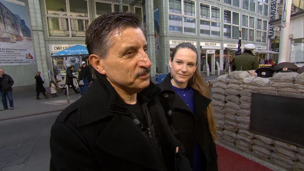 Hans-Peter Spitzner antes de la caída del Muro de Berlín en 1989, protagonista del último cruce exitoso por Checkpoint Charlie
