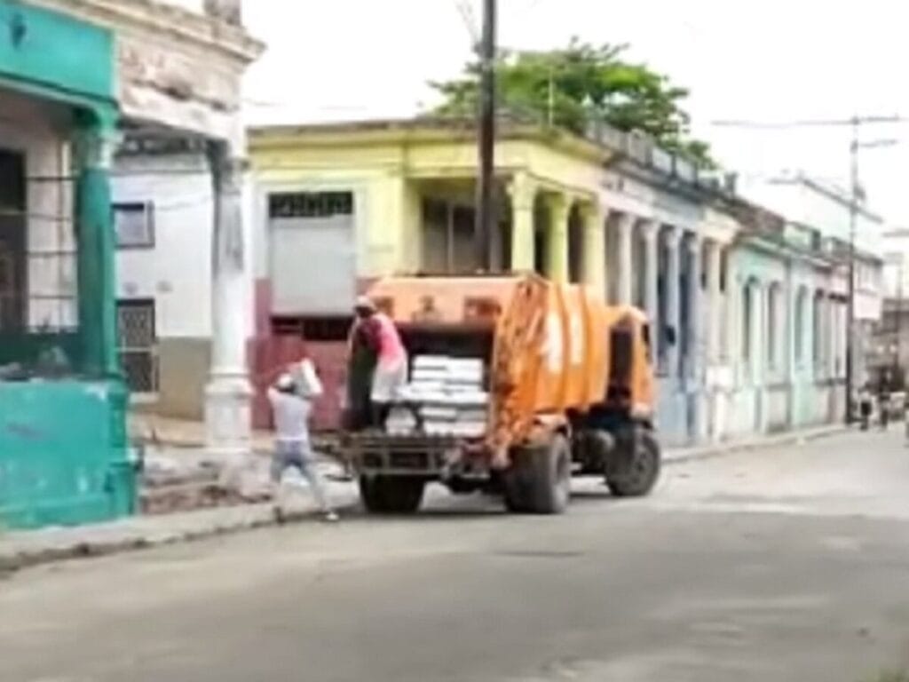 El poder de las redes: preso administrador que transportó pollo en carro de basura 8 El poder de las redes: preso administrador que transportó pollo en carro de basura