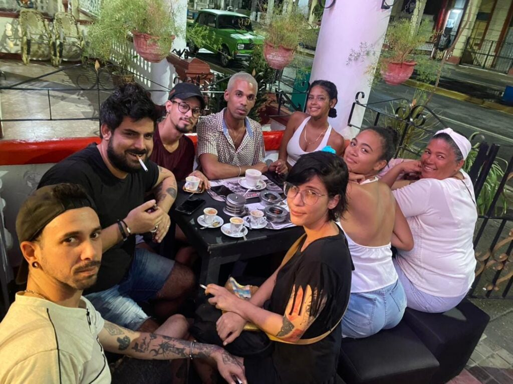 MIENTRAS TODOS SE VAN