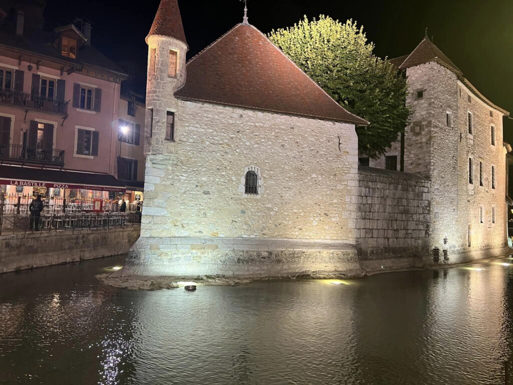 LA PALOMA BLANCA O EL HALCÓN PEREGRINO