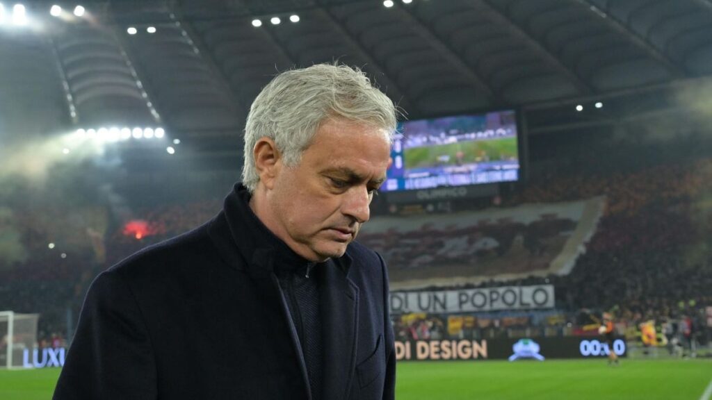 LA ROMA DESPIDE A MOURINHO