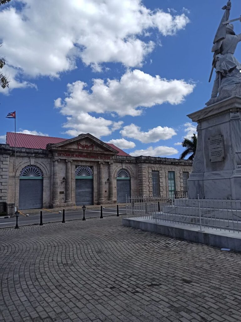 UN MOMUMENTO A LOS BOMBEROS CAÍDOS
