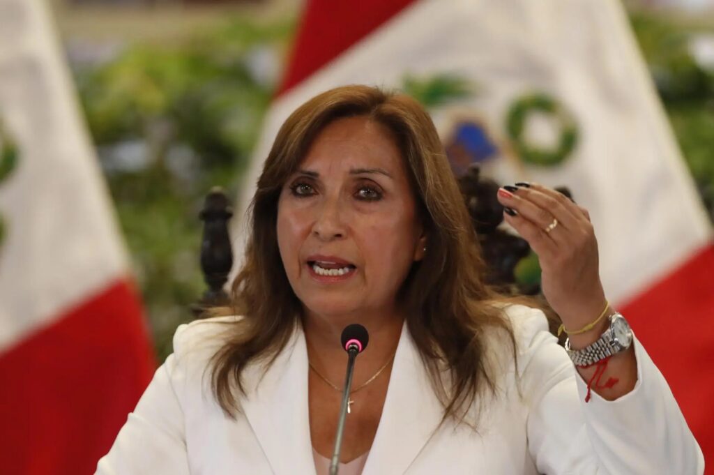 EL EQUIPO FISCAL Y POLICIAL QUE INVESTIGA A LA PRESIDENTA DE PERÚ, ENTRAN AL PALACIO DE GOBIERNO DE LIMA