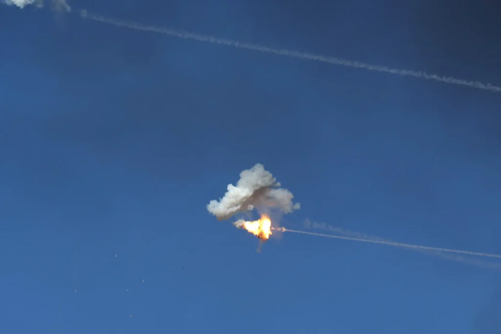 ISRAEL LANZA MISILES CONTRA IRÁN, QUE NIEGA EL ATAQUE