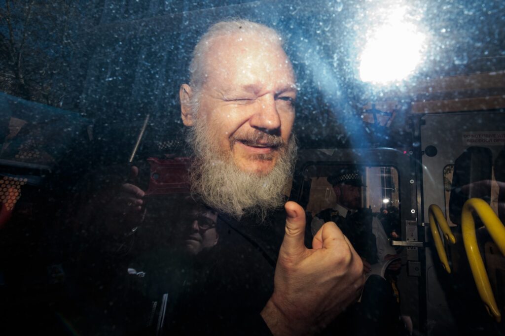 LA EVOLUCIÓN DE WIKILEAKS: DE HÉROE A VILLANO EN LA ERA DIGITAL