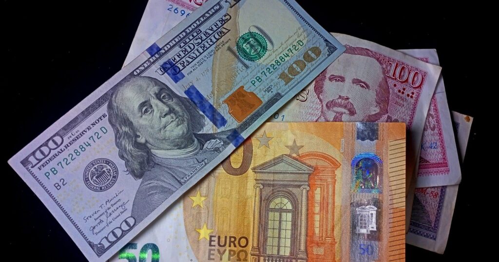 LA CAÍDA DEL DÓLAR, CUBANOS, ES UNA MENTIRA