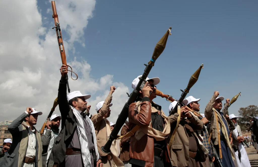 LOS HUTÍES REIVINDICAN ATAQUES A TRES BUQUES Y EEUU CONFIRMA DAÑOS EN UN CARGUERO UCRANIANO