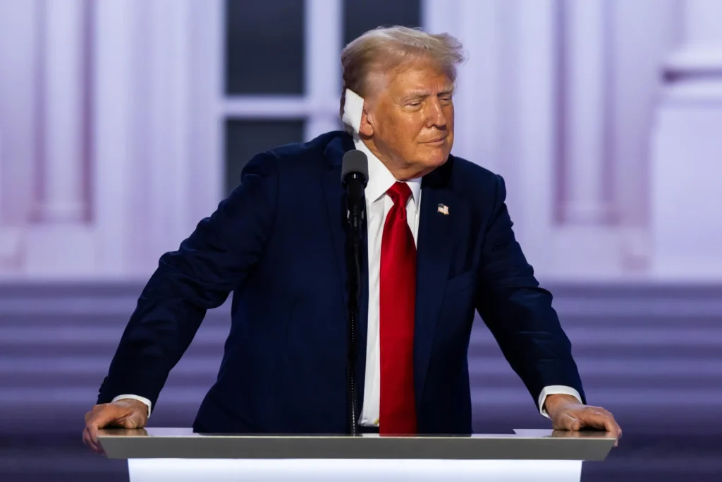 TRUMP ACEPTA SU NOMINACIÓN CON UN MENSAJE DE UNIDAD Y UN EMOTIVO RELATO DE SU ATAQUE