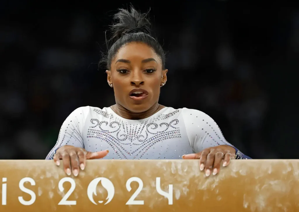 SIMONE BILES TAMBIÉN SE CAE... Y SE QUEDA SIN MEDALLAS