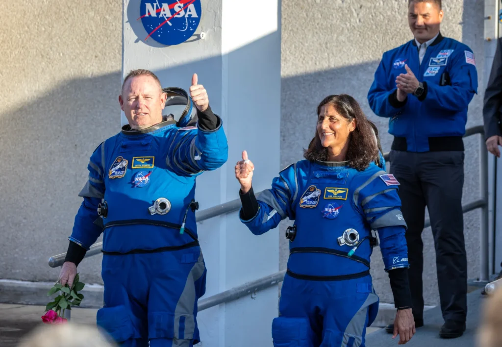 LOS DOS ASTRONAUTAS DE STARLINER VARADOS EN LA EEI VOLVERÁN EN FEBRERO EN NAVE DE SPACE X
