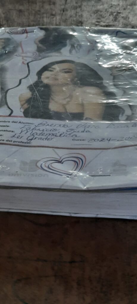 ¿POR QUÉ EN CUBA FORRAMOS LOS LIBROS DE CLASES?