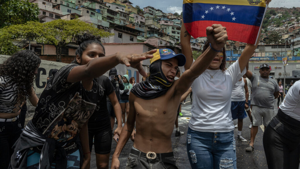 LIBERAN A MÁS DE 80 ADOLESCENTES DETENIDOS EN PROTESTAS POSELECTORALES EN VENEZUELA