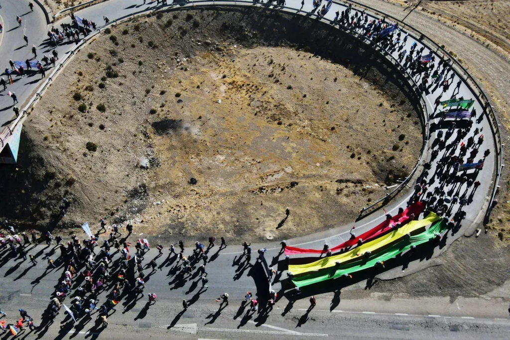 LA LARGA BATALLA ENTRE LUIS ARCE Y EVO MORALES SE TRASLADA AL ALTIPLANO Y AMENAZA A LA PAZ, EN BOLIVIA