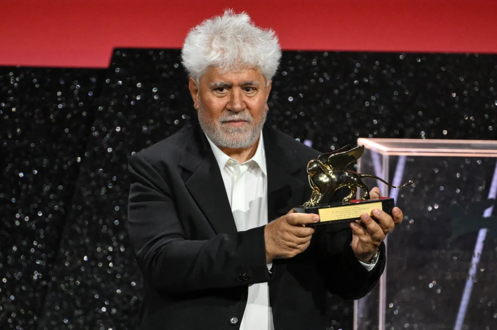 ALMODÓVAR, LEÓN DE ORO A LA MEJOR PELÍCULA EN VENECIA POR "LA HABITACIÓN DE AL LADO"