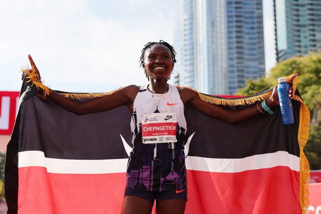 LA KENIANA CHEPNGETICH, PRIMERA MUJER QUE BAJA DE LAS DOS HORAS 10 MINUTOS EN LA MARATÓN