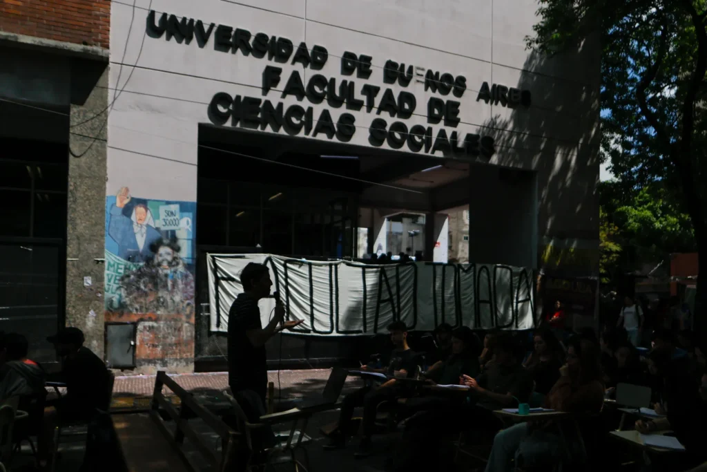 MILEI ASEGURA QUE UNIVERSIDAD PÚBLICA DE ARGENTINA SEGUIRÁ SIN ARANCEL EN MEDIO DE TOMA POR LOS ESTUDIANTES