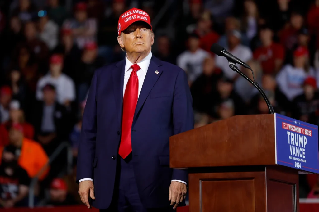 TRUMP PIDE DISPONER DE AVIONES Y VEHÍCULOS MILITARES POR LAS AMENAZAS CONTRA SU VIDA