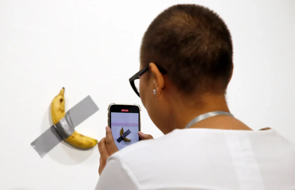 LA POLÉMICA BANANA PEGADA A LA PARED SE VENDE EN UNA SUBASTA POR 6.2 MILLONES DE DÓLARES