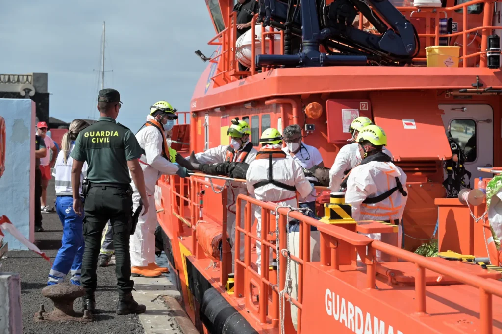 MEDIO CENTENAR DE FALLECIDOS EN UNA LANCHA A LA DERIVA CERCA DE CANARIAS, 10 SUPERVIVIENTES