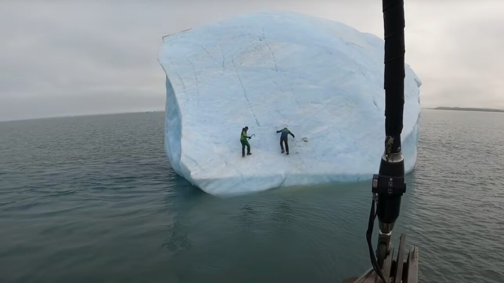 UN ICEBERG SE DA LA VUELTA CON DOS ESCALADORES ENCIMA