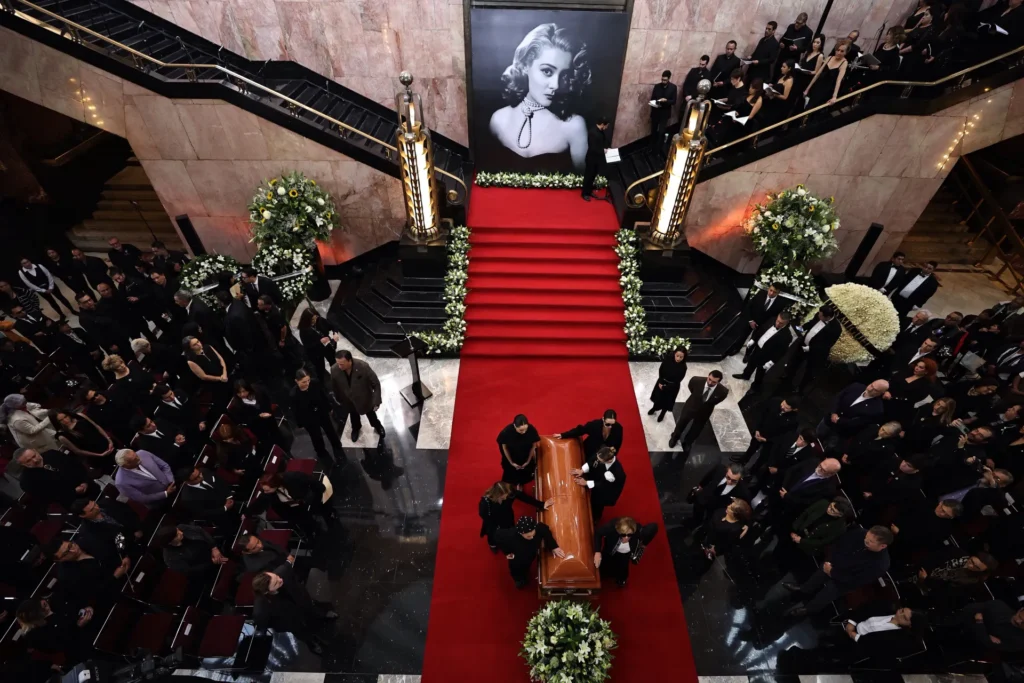 MÉXICO RINDE HOMENAJE A LA DIVA SILVIA PINAL EN EL PALACIO DE BELLAS ARTES