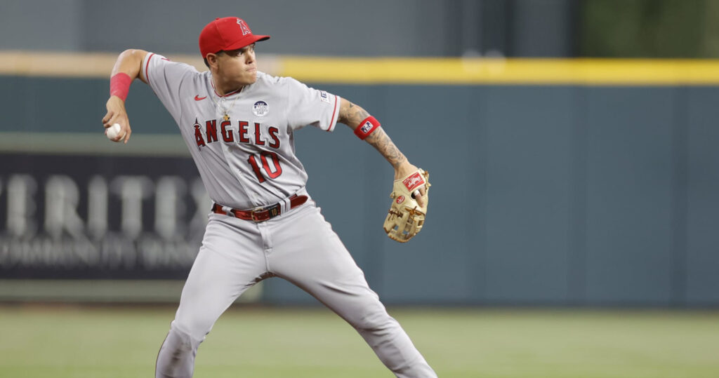 ATLÉTICOS LLEGAN A UN ACUERDO POR UN AÑO CON EL COLOMBIANO GIO URSHELA