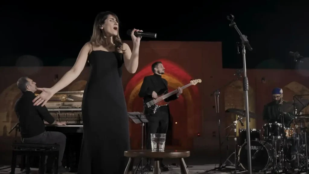 DETIENEN A UNA CANTANTE IRANÍ POR COMPARTIR EN INTERNET UNA ACTUACIÓN SIN PAÑUELO EN LA CABEZA