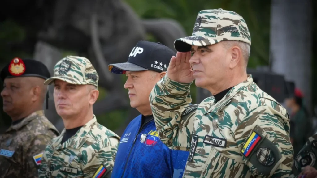 GOBIERNO VENEZOLANO PIDE A LOS MILITARES RESPONDER DE FORMA "CONTUNDENTE A LOS "ENEMIGOS"