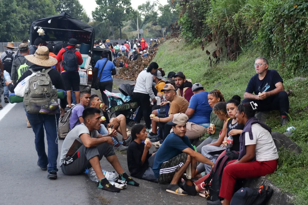 UNA CARAVANA DE MIGRANTES SALE DEL SUR DE MÉXICO PESE A LAS DECLARACIONES DE TRUMP Y SCHEINBAUM