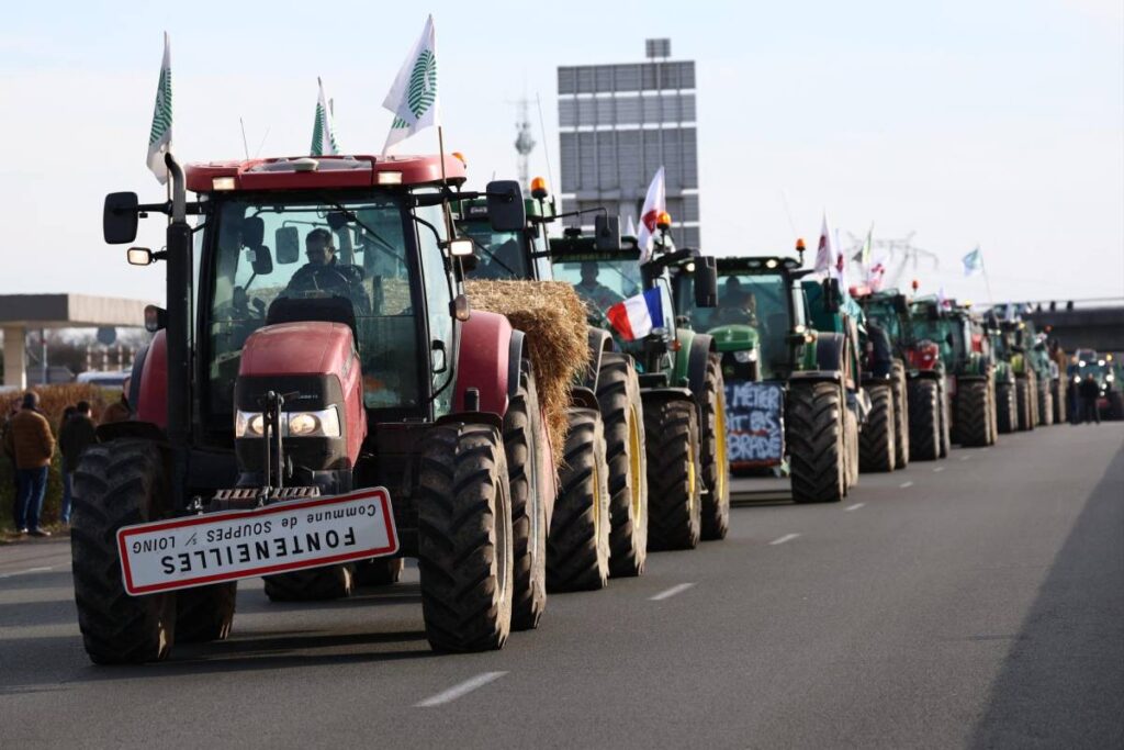 LOS AGRICULTORES FRANCESES CONVERGEN HACIA PARÍS Y NO DESCARTAN BLOQUEOS DESDE EL LUNES 6 LOS AGRICULTORES FRANCESES CONVERGEN HACIA PARÍS Y NO DESCARTAN BLOQUEOS DESDE EL LUNES