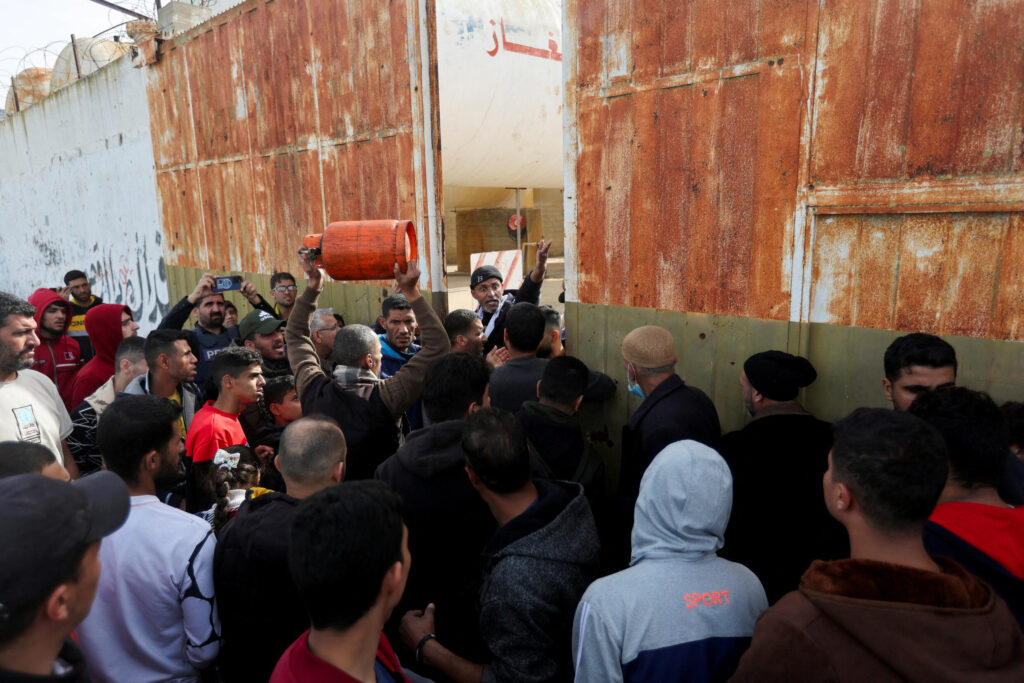 ATAQUES ISRAELÍES MATAN A 8 MIEMBROS DE SEGURIDAD QUE CUSTODIABAN CAMIONES HUMANITARIOS