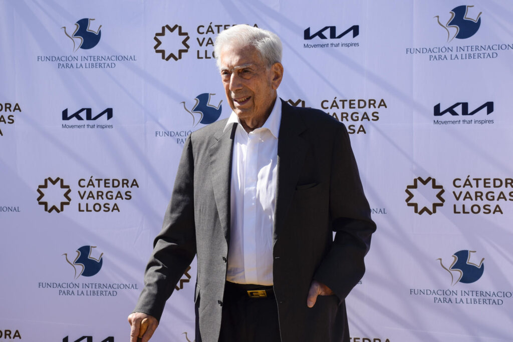 VARGAS LLOSA VISITA UNO DE LOS ESCENARIOS LIMEÑOS DE SU NOVELA "LA CIUDAD Y LOS PERROS"