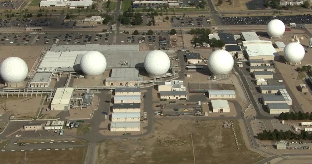 BASE MILITAR EN COLORADO SERVIRÁ COMO CENTRO PARA DETENER Y PROCESAR MIGRANTES EN EEUU