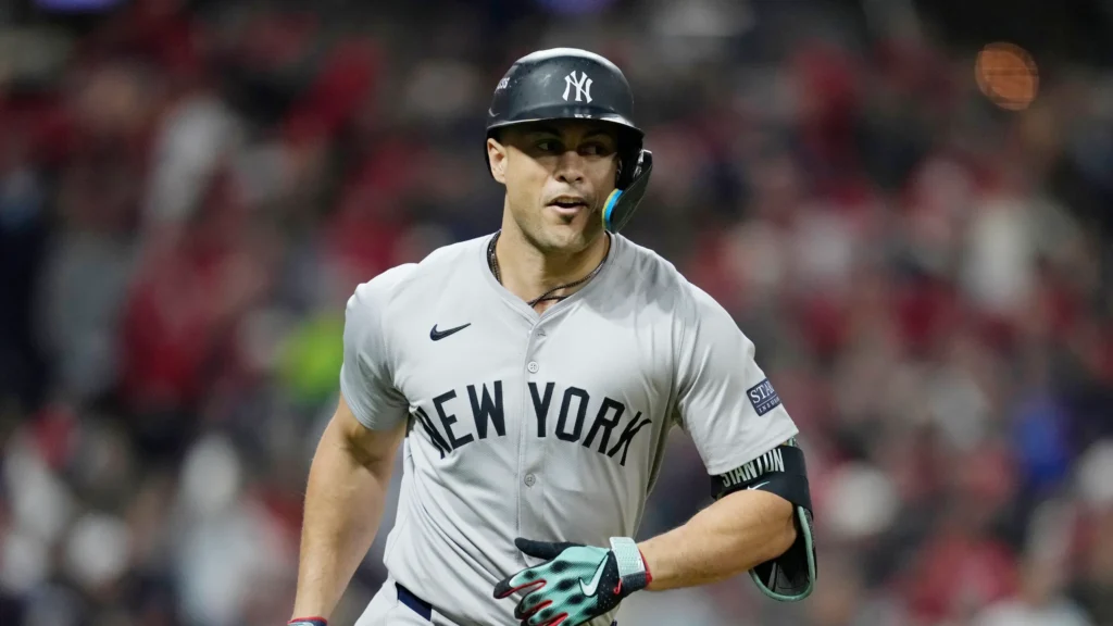 GIANCARLO STANTON BAJA EN LOS YANKEES POR INFLAMACIÓN EN AMBOS CODOS