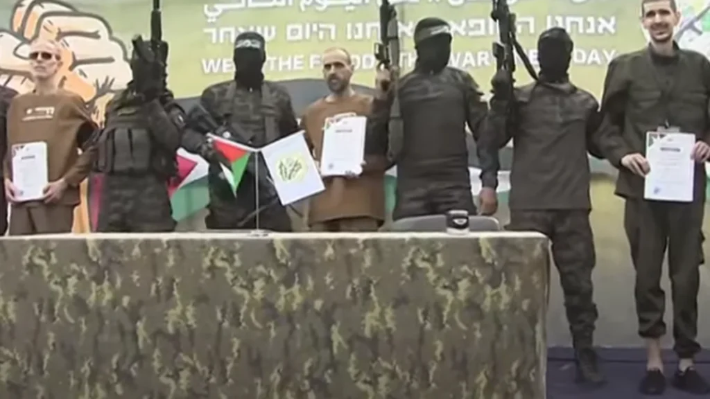 FAMILIAS ISRAELÍES PIDEN LIBERAR A TODOS LOS REHENES TRAS LAS IMÁGENES VISTAS EN GAZA