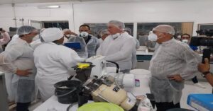 En la foto, el presidente cubano visita una empresa de la Industria Alimentaria