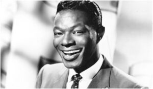 En la foto se observa al cantante Nat King Cole soriendo