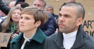 En la foto, el exfutbolista Dani Alves y su abogada en el tribunal