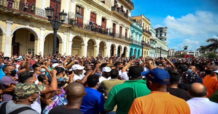 En la foto se ve una protesta de cubanos