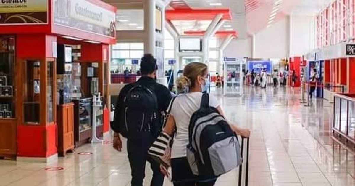 En la foto, dos cubanos salen por el aeropuerto de La Habana