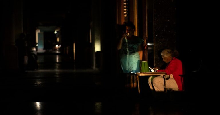 En la foto se ve La Habana a oscuras