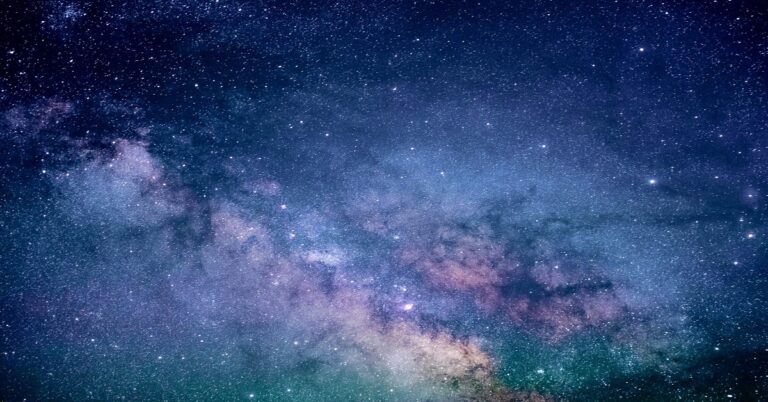 En la foto, la imagen de una galaxia, la JADES-GS-z13-1