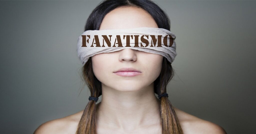 En la imagen, una joven con un letrero que dice fanatismo sobre los ojos tapdos