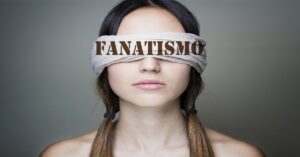 En la imagen, una joven con un letrero que dice fanatismo sobre los ojos tapdos