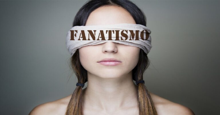 En la imagen, una joven con un letrero que dice fanatismo sobre los ojos tapdos
