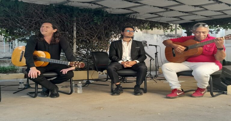 En la foto, el guitarrista Reinier Mariño