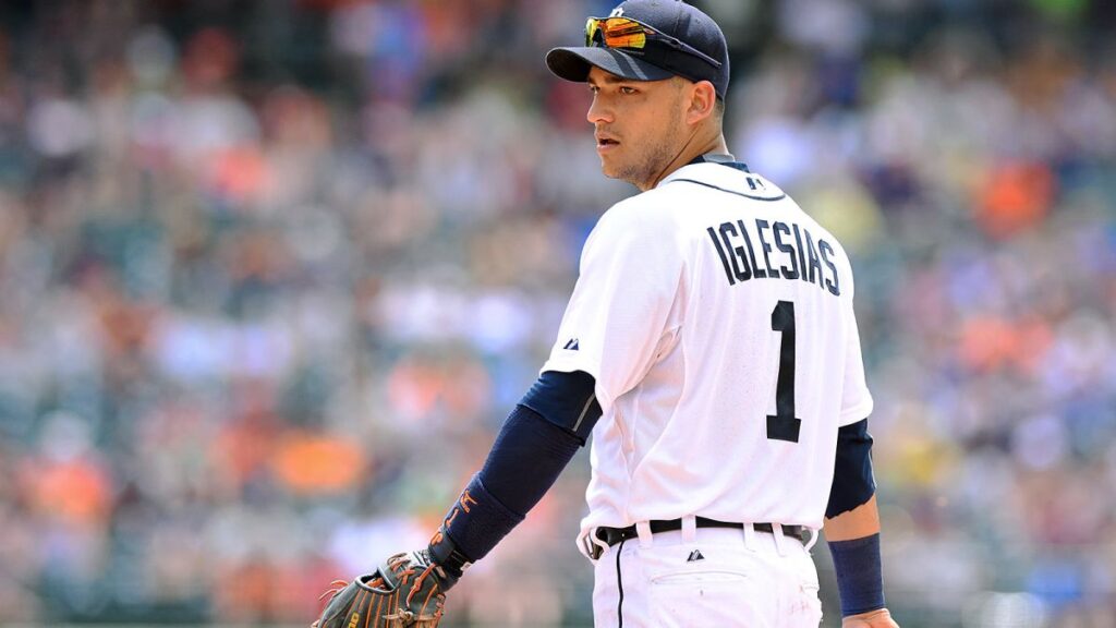 CANDELITA IGLESIAS FIRMA CON LOS PADRES DE SAN DIEGO