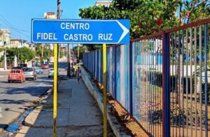 En la foto, una señal de tránsito que indica donde queda el Centro Fidel Castro, en La Habana