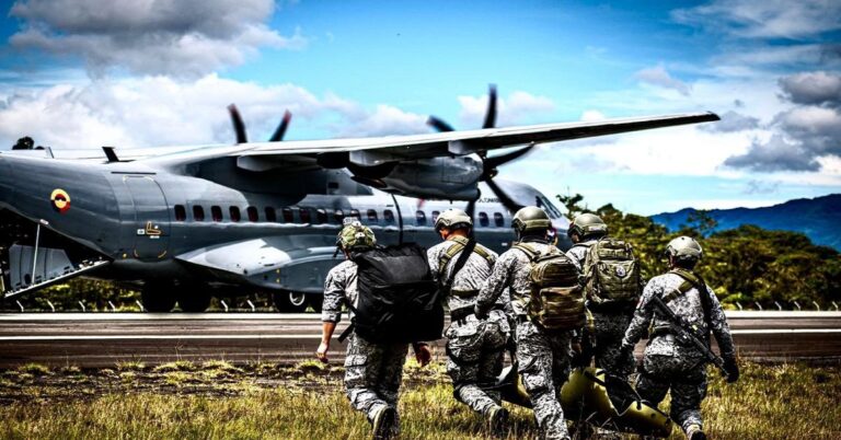 En la foto, militares subiendo a un avión de la Fuerza Aérea de Colombia