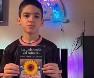 En la foto un niño con un libro en sus manos